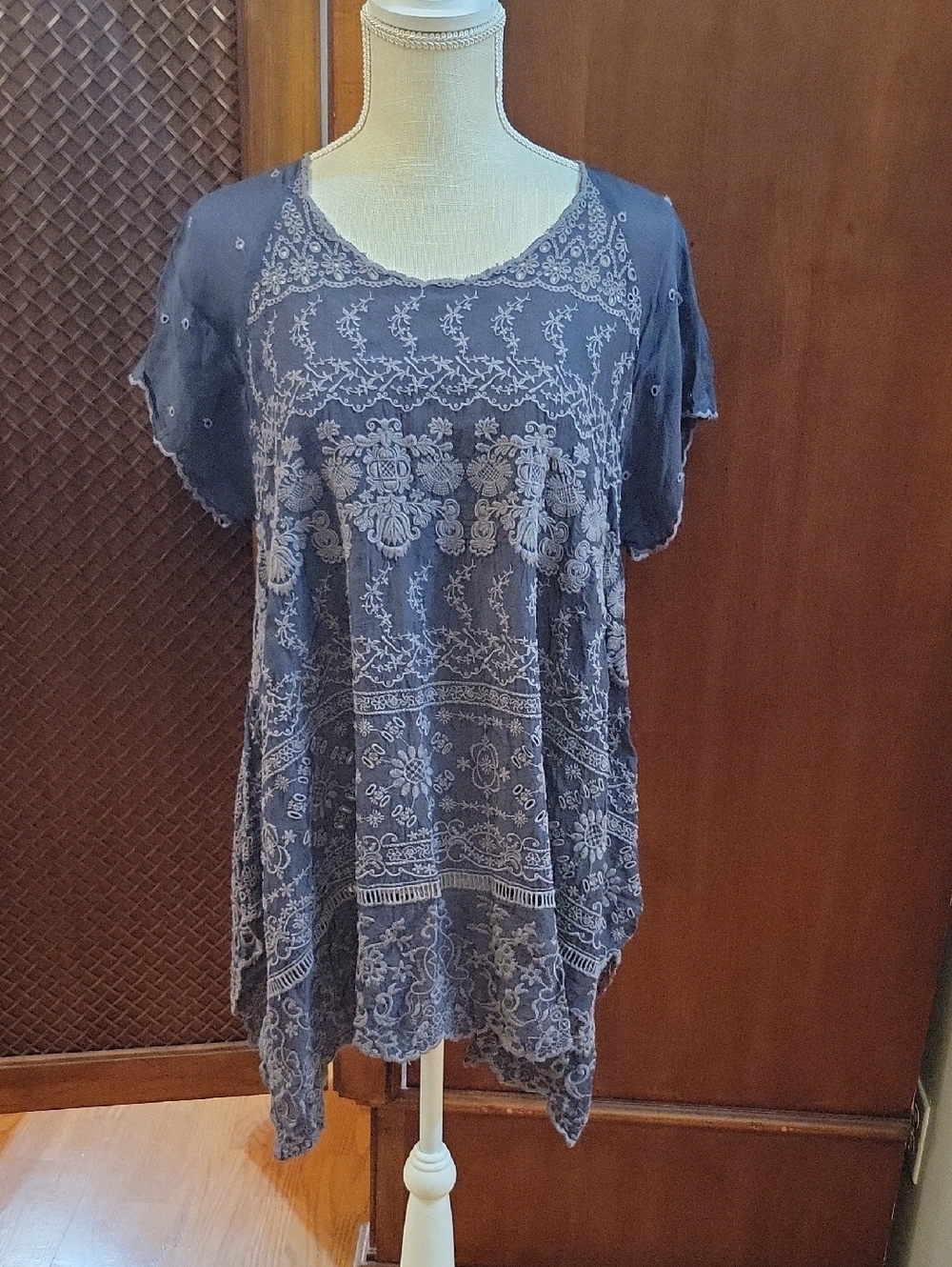 Johnny Was | Embroidered Gray Short Sleeve Sheer Tunic Top Blouse in Size Medium
